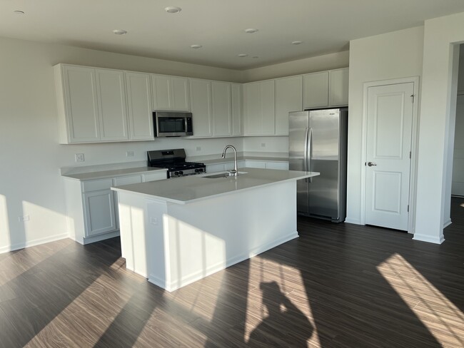 Building Photo - 146 Henderson St