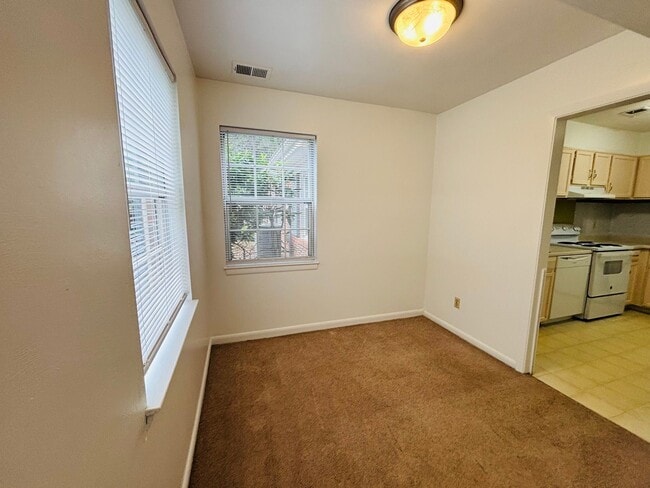 Building Photo - 2 Bedroom 1 Bathroom Townhouse