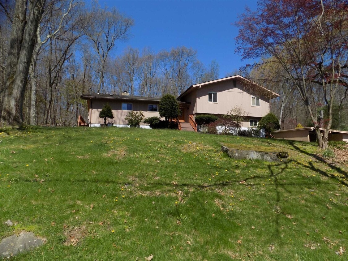 Primary Photo - 7 Summit Ridge Rd