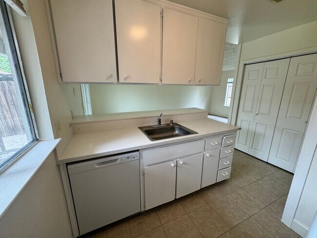 Foto del edificio - Super Cute 3 Bed 1.5 Bath Townhouse with 2...