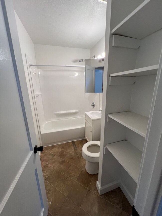 Foto del edificio - Welcome to this charming 2 bedroom, 1 bathroom house located in Peoria, IL.