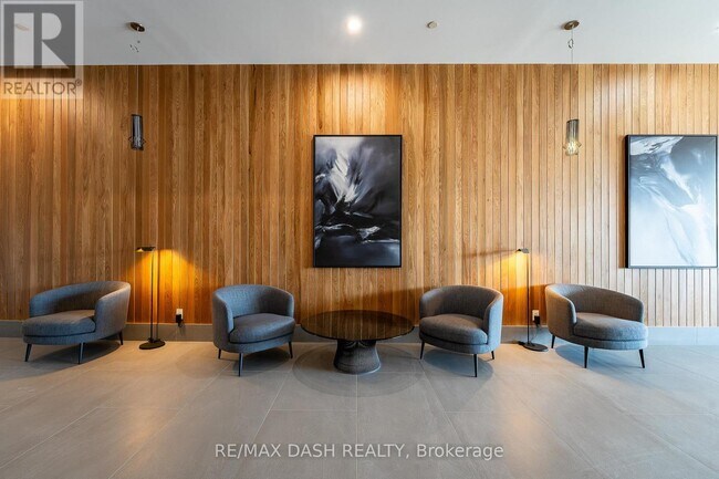 Photo du bâtiment - 1007 The Queensway