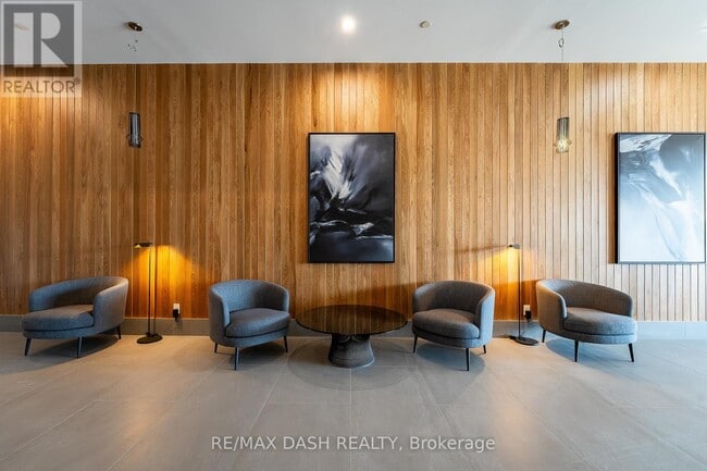 Photo du bâtiment - 1007 The Queensway