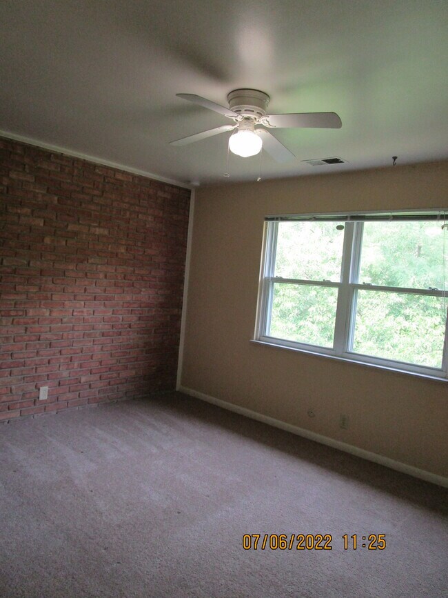 Building Photo - 804 S Elm St