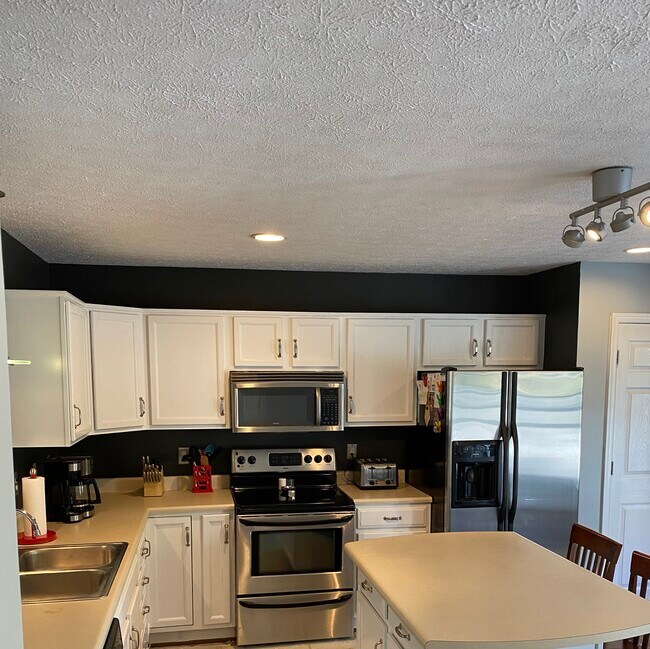 Kitchen - 733 Wyndhurst Dr