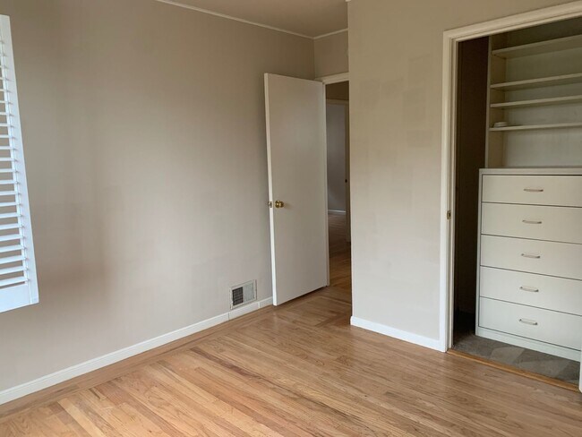 Building Photo - Beautiful and spacious 2 level Home In Dal...
