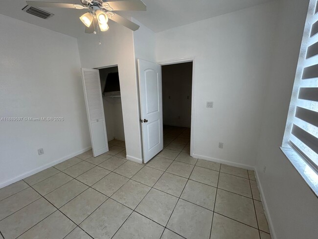 Building Photo - 1406 SE 26th Ct