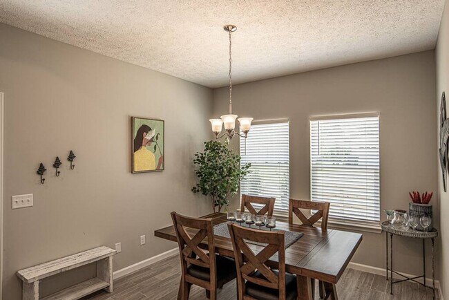 Building Photo - 304 La Paloma Pl