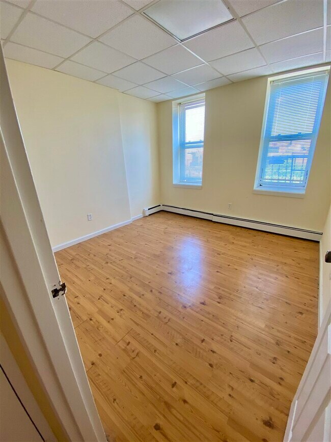 Building Photo - 153 Christopher Columbus Dr