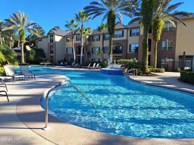 Foto del edificio - 7800 Point Meadows Dr