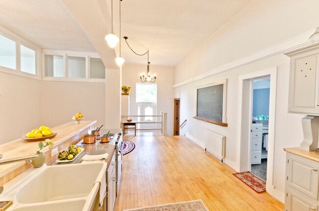 Kitchen - 6418 Habgood Rd