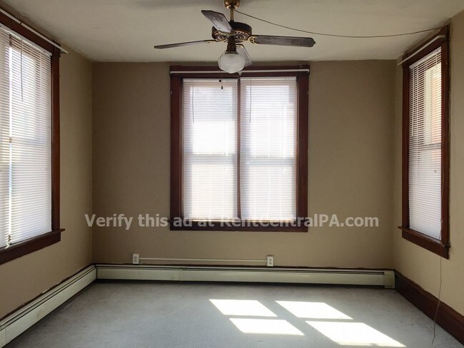 Building Photo - 105 Verbeke St