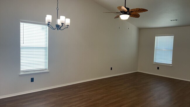 Building Photo - 1209 W Bishop Dr