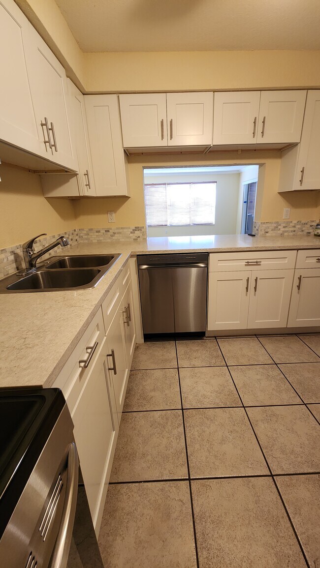 Building Photo - 2306 S Cypress Bend Dr