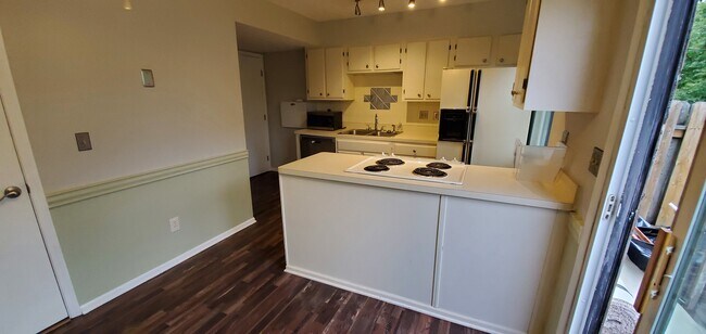 Building Photo - 581 Mawyer Dr