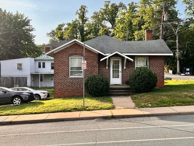 Building Photo - Charming 1920's Single family home near Scott Stadium & UVA for Rent