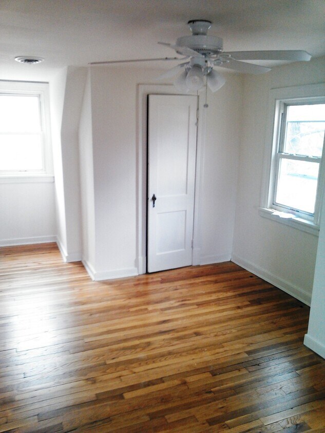 Building Photo - 3 BR / 1.5 BA Cute Cape Cod with a garage for Rent in Lakeside!