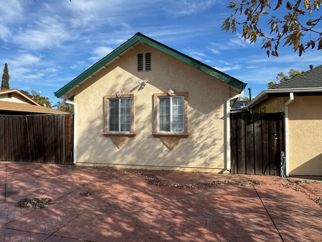 Building Photo - Welcome to this charming 1-bedroom, 1-bath...