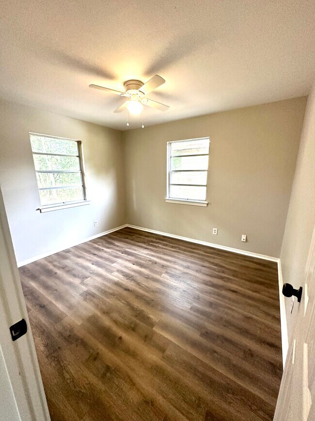 Room 2 - 916 Fremont Ave