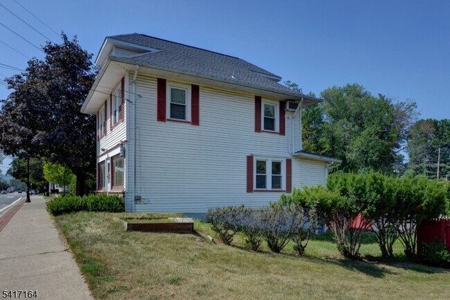 Foto del edificio - 120 Newark Pompton Turnpike