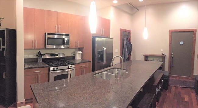 Building Photo - 3133 N Lakewood Ave