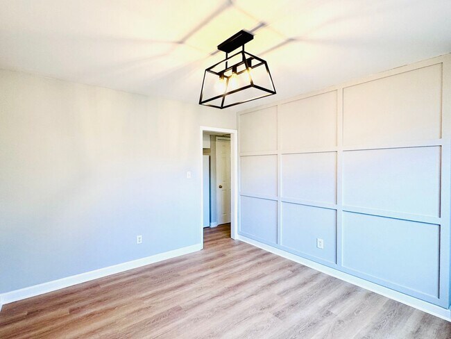 Foto del edificio - Spacious 5-bedroom home situated on a desirable corner lot!