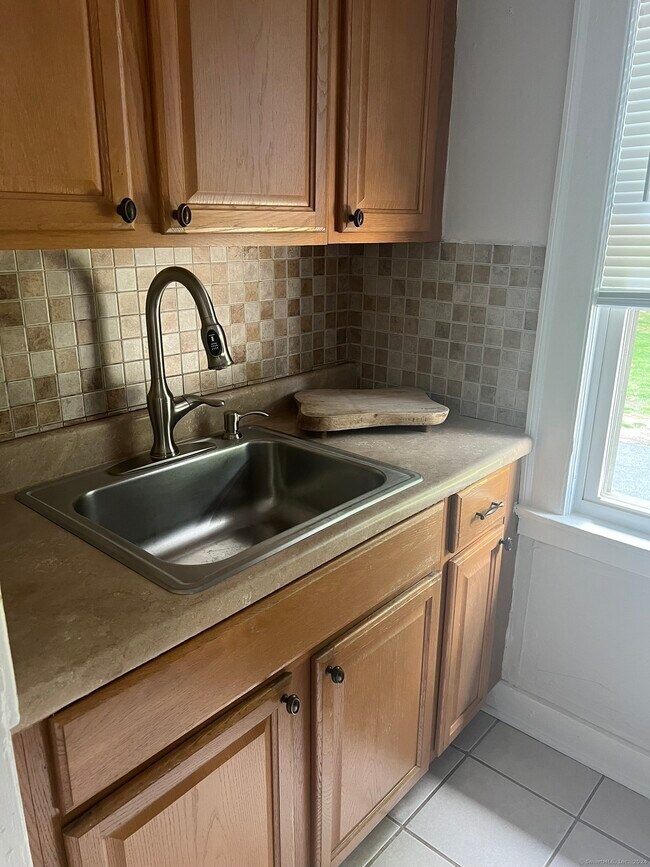92 Tomlinson Ave, Plainville, CT 06062 Room for Rent in Plainville