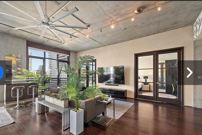 Such high ceiling an open space - 527 10th Ave