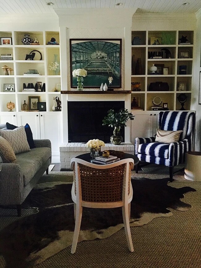 Living Room with fireplace - 1830 Thames St