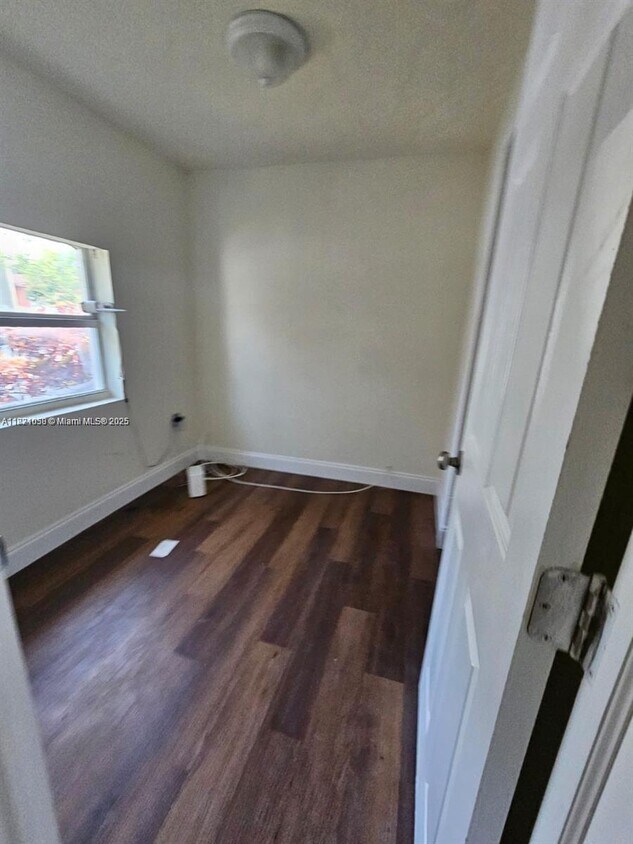 Foto del edificio - 1717 NW 69th St
