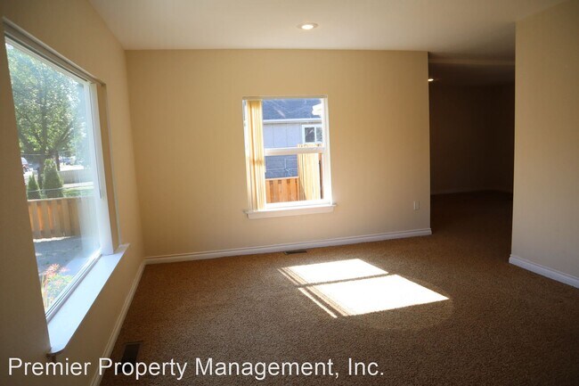 Building Photo - 2 br, 1 bath House - 3510 NE 44th Street