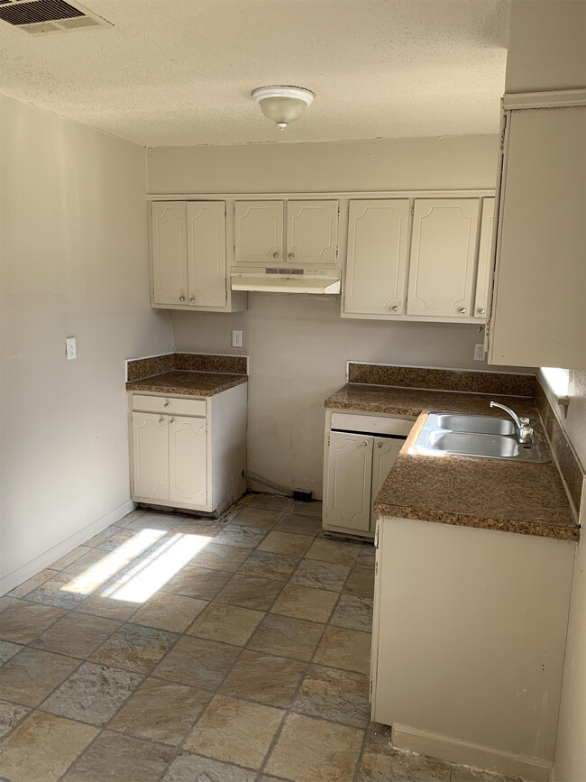 Building Photo - 205 Tanglewood Dr