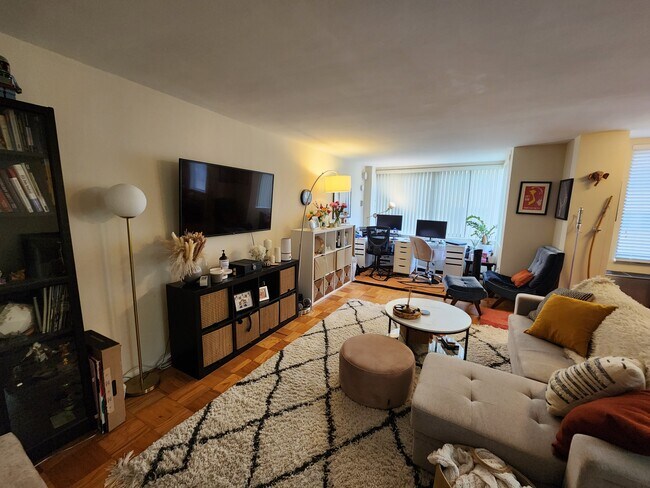 Entryway view - 522 21st St NW