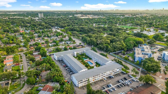 Foto del edificio - 15610 NE 6th Ave