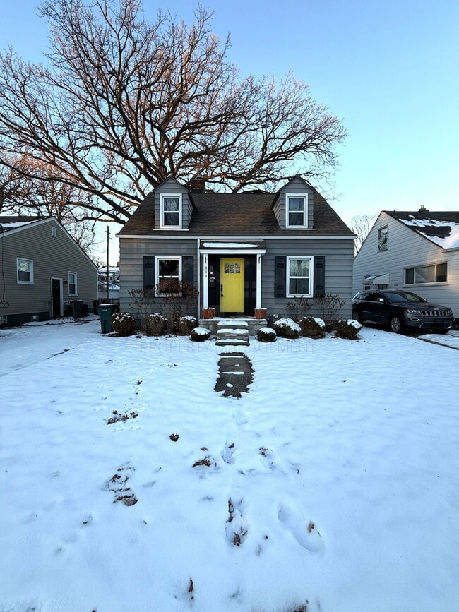 Building Photo - 389 Channing St