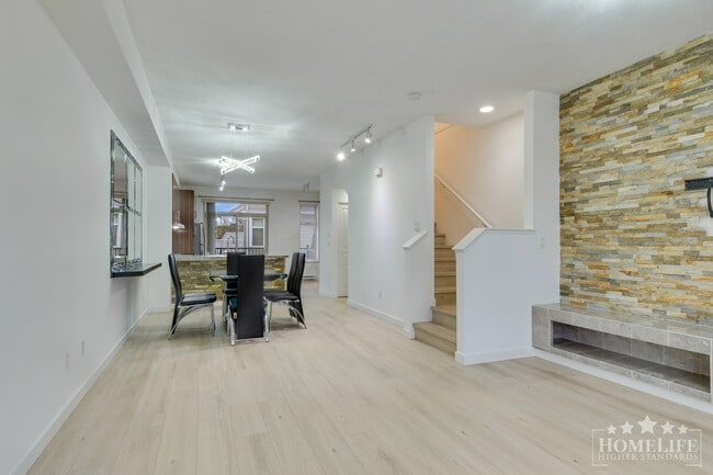 Building Photo - Stunning 4-Bed, 3-Bath Townhouse in Westerleigh — Modern, Spacious & Family Friendly