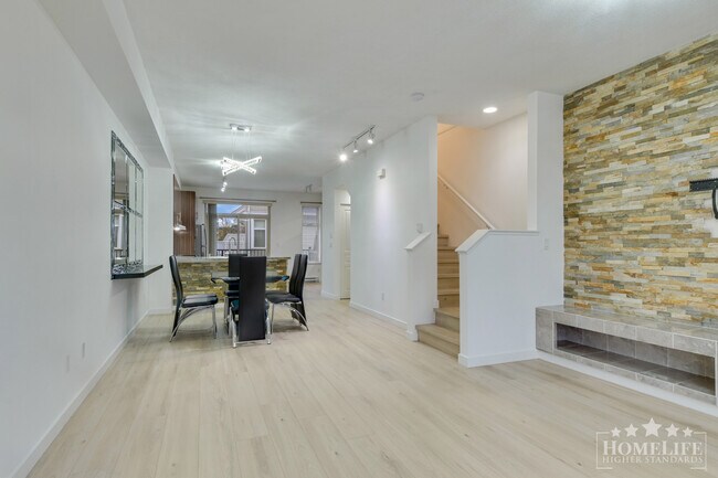 Photo du bâtiment - Stunning 4-Bed, 3-Bath Townhouse in Westerleigh — Modern, Spacious & Family Friendly