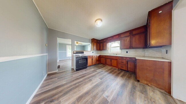 Foto del edificio - Large farmhouse with garage in Mapleton Schools
