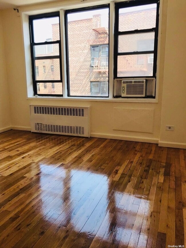 Building Photo - 83-30 Vietor Ave