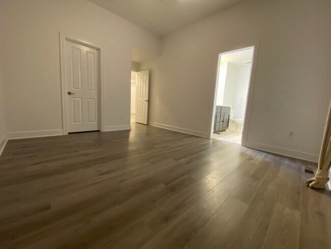 Building Photo - Luxury Townhome!