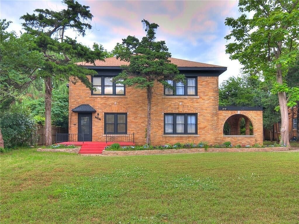 Primary Photo - Large 2 Bed | 1.5 Bath | HALF DUPLEX- Cres...