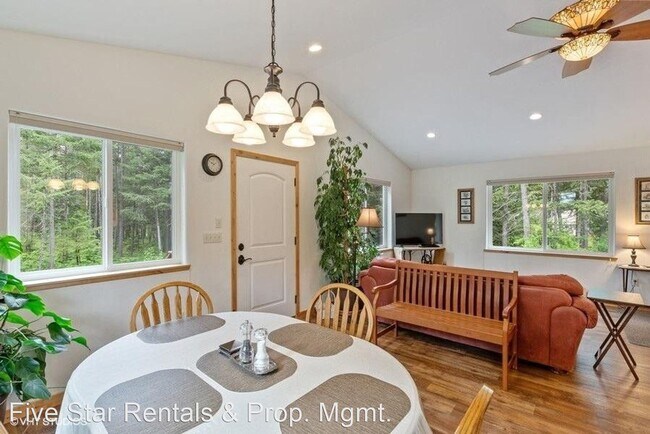Foto del edificio - 2 br, 2 bath House - 104 1st Ave West