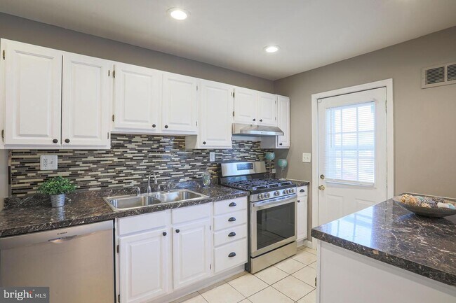 Building Photo - 2122 Sunnythorn Rd