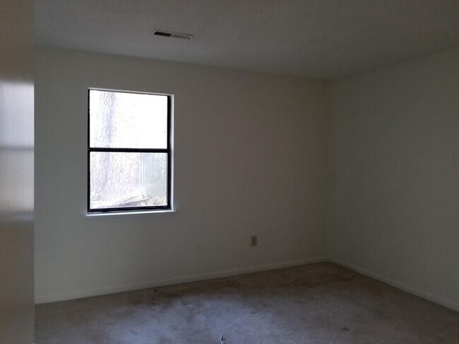 Building Photo - 8 Duchess Ct