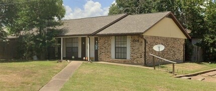 Building Photo - 1901 Pine Tree Dr