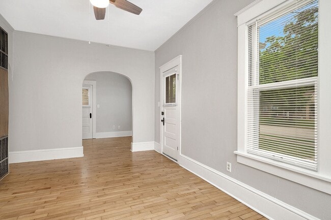 Building Photo - 326 S Maple St
