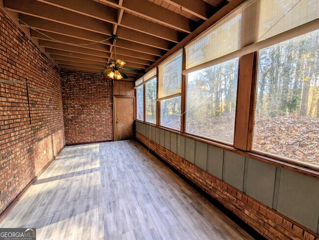 Foto del edificio - 96 Glencrest Dr