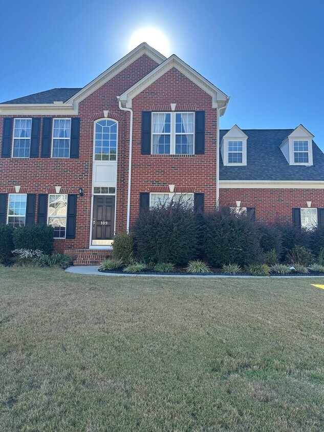 Foto principal - Prime Location, Five Forks! Lease only
