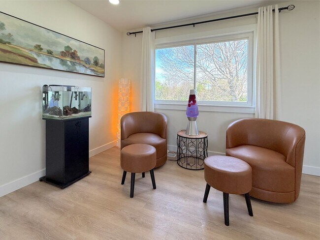 Foto del edificio - **August 2026** 3 bed | 2 bath with HUGE yard, Bonus Room, Fire Pit & Garage.