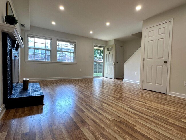 Foto del edificio - 411 Hampton Ct